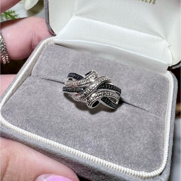 Vintage Blue and White Diamond Crossover style ring. Solid 925 Sterling Silver. - Picture 6 of 15